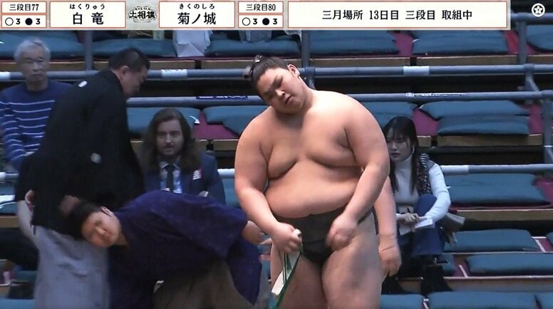 「様子がおかしい」土俵下に転落した力士、勝ち越し決めるも心配の声 土俵下で呼出も心配顔