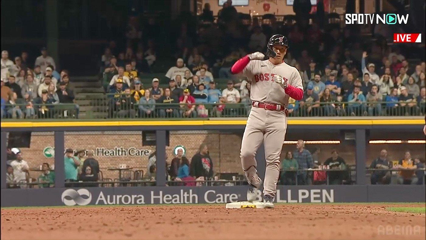 吉田正尚が2試合連続タイムリー 見逃し続けた初球を叩いての二塁打にマッチョポーズで喜びを表現「まさたかがんばれ！」「復活の吉田」 野球