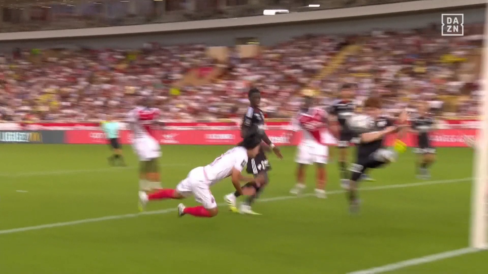 【映像】ゴールに突進→魂のダイビングヘッド弾