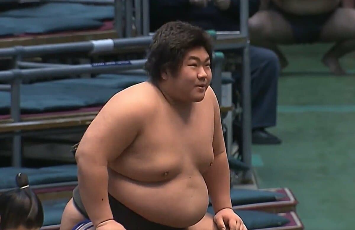 勝った若手力士が「えっ？」負けたベテラン力士が「んっ？」取組直後に