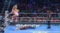 何が起こった? “元体操”金髪美女レスラーがまさかのミス…「それはあかん」アクシデント発生にファン動揺「油断したな」