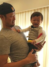 小原正子、次男の1歳を一升餅でお祝い「お父さんみたいに、強く元気に育ってね!」