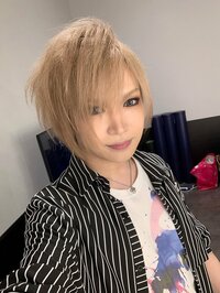 ゴールデンボンバー 鬼龍院翔『今日の自撮りをいくつか載せますよ』