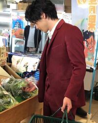 中村倫也、お買い物姿に「ステキすぎ」「エクボが可愛いです」の声