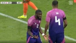 頭の血管がブチギレるレベル！お前ら、ナメた対応してんじゃねえ！ ドイツ代表DFが味方守備陣に大激怒した瞬間　体を張った“スライディングタックル”で鼓舞