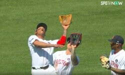 球場騒然！ あわや3人が病院送りに… 打球を追った選手たちが激突した瞬間　Wヘッドバッドで倒れ込む… あわや大惨事の激痛アクシデント発生