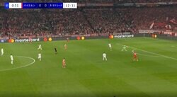 「何してんだよ！」信じられない…“まさかの36秒”「ドン引きやん」「やっちまったな」バイエルンGK、痛恨ミス→無人のゴールに蹴り込まれる