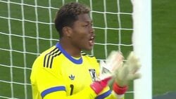 「ノイアーかよ」鈴木彩艶の“超反応”スーパーセーブにSNS沸騰「史上最高のGK」「エグすぎる」神の“横っ飛び”で完璧シャットアウトした瞬間