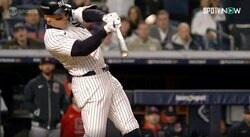 それは打っちゃダメ！ ヤ軍ジャッジ、衝撃PS1号が「ヤバすぎ」 ありえない“悪球打ち”に球場ドン引き…「恐ろしい」