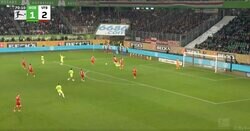 「もはや暴力」「ヤバすぎる」“市場価値爆上がり”伊藤洋輝が“強烈ショルダータックル”炸裂→完全にボール奪取した瞬間　ワールドクラスの完璧なフィジカルコンタクト