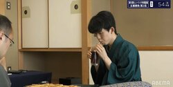 藤井聡太棋聖の「チューチュータイム」おやつ代わりにアイスティーとオレンジジュースをまさかの交互飲み「同時飲みかわいい」「ダブルきたー」