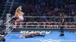 何が起こった？ “元体操”金髪美女レスラーがまさかのミス…「それはあかん」アクシデント発生にファン動揺「油断したな」