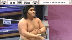 長い髪に加え「凛々しさと可愛らしさ」が印象的（正面複数カット）