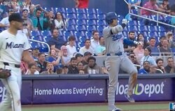 何が起きた…？ 大谷翔平のヒットで“観客に異変”「スゴいな」「初めて見たw」 敵地ファンの“まさかの行動”が話題に「ファンが増えたw」