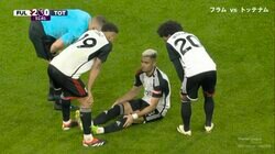 何が起きた？突如選手がピッチに倒れ込むアクシデントで騒然！「大丈夫？」「怪我はまずいよ」衝撃の膝伸びリプレイに観客も沈痛