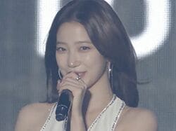 KAZUHA、鍛え抜かれた“11字腹筋”あらわ！アラベスクポーズにファンうっとり「こんなに美しい腹筋見たことない！」