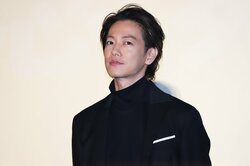 佐藤健は髪にピーナッツがついてもイケメン　白石和彌監督「こんなにかっこいい人いるかな」