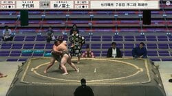 「初めて見た」土俵上に“ポツン”と忘れ物の珍光景 呼出が迅速対応