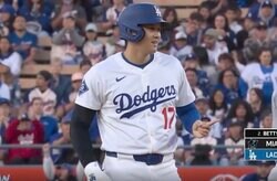 誰へのポーズ？ 大谷翔平、一瞬見せた“動き”にファン注目「カッコよすぎ」“爆速盗塁”成功シーンが話題に「マッカローさんかな？」