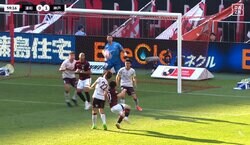 「絶対にPKだろ！」浦和10番が“後方から体当たり”を食らうもノーファウル…疑惑の判定に中島翔哉は苦笑い＆ファンも激怒した瞬間「VARはなぜ介入しない？」