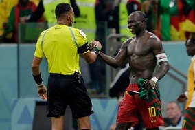 レッドカードを提示されても嬉しそうだったW杯史上初の男？　ブラジル撃破の立役者となったカメルーンの10番アブバカル