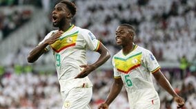 開催国カタールがW杯初ゴールも痛恨の2連敗… セネガルはミスを見逃さなかったディアの超低空シュート炸裂で初白星！