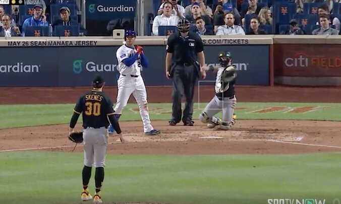 【写真・画像】何してんだよ！ ヤ軍ジャッジ、爆速打で“まさかの珍光景”「ありえないw」「ダメだろ」 思わず指を立てた… 相手外野手の“迷プレー”に球場騒然　1枚目