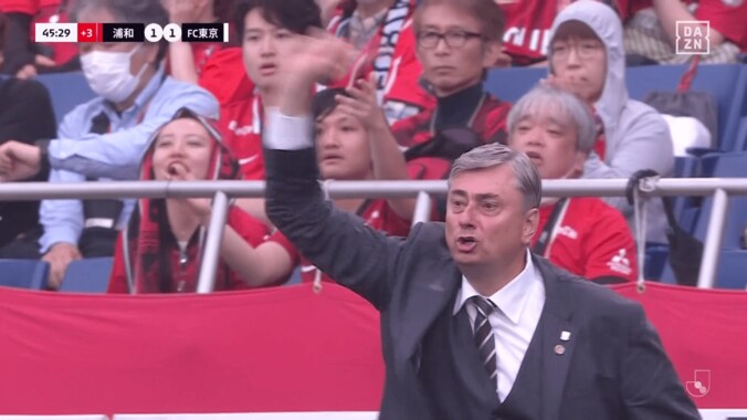 「ふざけるな！」浦和DFが接触転倒→PKなしで物議「え？VARも介入しないの？」「何回見てもファウルだろ」スタジアム大ブーイング＆SNS大荒れ 2枚目