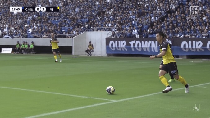 なんて股抜きだ！ 柏MFの“急加速ドリブル”がまるで三笘薫「こんな技いつ覚えた！？」「極上だ」スーパー突破から絶品アシスト 3枚目