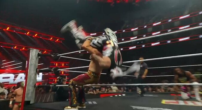 「禁止技にしろ！」米マットで危険すぎる“一撃”が波紋「あそこでやる技じゃない」味方ですら“ドン引き”の表情 3枚目