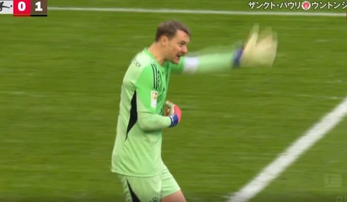 「これは酷い」ありえないミス連発に激昂！GKも様子がおかしくなる「そらキレるわ」「やっちまったな」バイエルンDFのプレーにファン落胆 4枚目