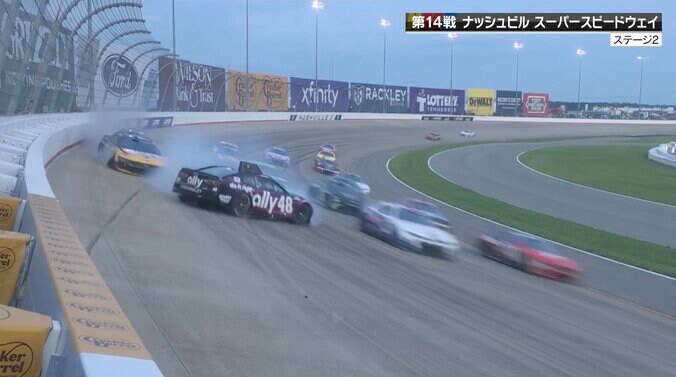 マシンが斜め後ろからウォールへ