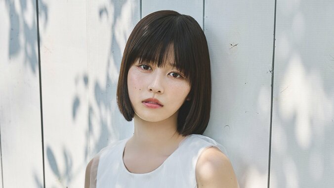 【写真・画像】“ブランチリポーター”冴木柚葉、風に吹かれる爽やかな姿 ヤンマガWeb「日曜日のseju」　1枚目