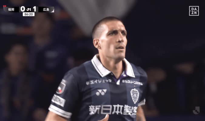 【写真・画像】「なんでやねん！触ってへん！」ブラジル人FWの“上手すぎる関西弁”が大バズり「空耳かと思った」「早く日本国籍あげてw」副審に猛抗議　1枚目