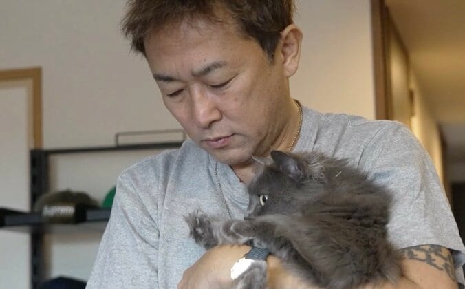 【写真・画像】「こんなとこに俺が住んでると思わないでしょう？」ガーシー（54）、地元・伊丹の自宅を公開「動物しか好きじゃない。子どもは大嫌い」ドバイから連れて帰った犬猫の姿も　1枚目
