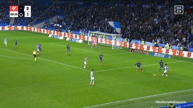 【映像】DF2人をフリーズさせる芸術的スルーパス