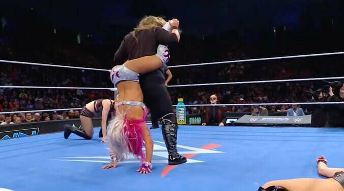 小柄なゼリーナ・ベガがアクロバティックに決めた