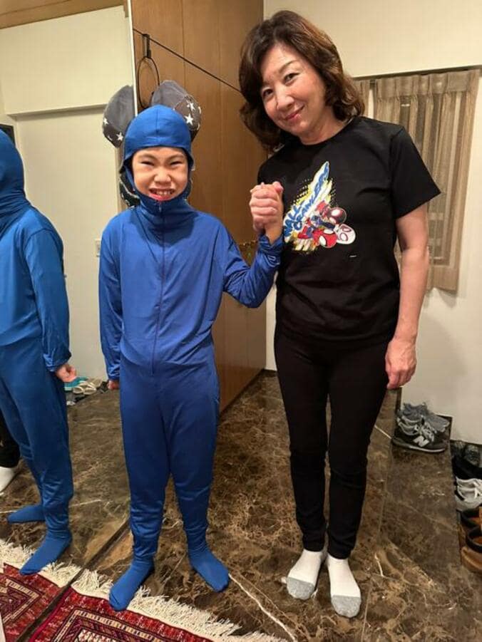  野田聖子氏、青色の全身タイツ姿の息子との2ショットを公開「来年は、年男！」  1枚目