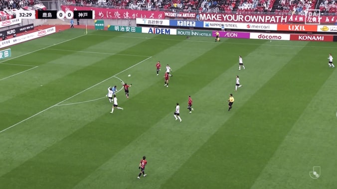 衝撃のミス…町田GKの“空振りオウンゴール”にファン騒然「何が起こった…」「やっちまった」味方DFへも批判「ゴールを外すのが基本」 5枚目