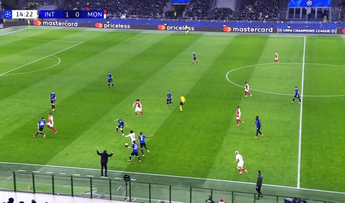 突破する南野拓実