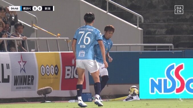 「何しとんねん」CKで起きた珍事にセットプレーの名手も呆然「おもろすぎる」ありえないミスにポカン顔の瞬間 5枚目