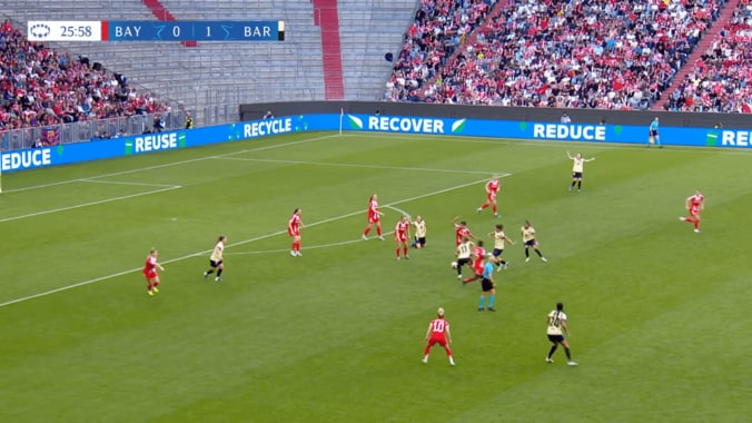 「ワールドクラスだ」バイエルン谷川萌々子、最強バルサを“絶品パス”で翻弄！「そこ通すか」敵2人を無力化【女子CL】 4枚目