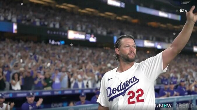 カーショーがドジャー・スタジアムで示した“感謝” 総立ちのスタンドに「ビッグハグ」 やまぬ拍手…全身で表現した万感の想い 4枚目