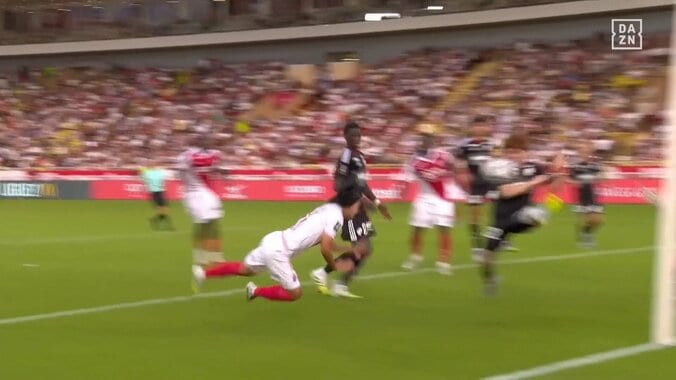 【映像】ゴールに突進→魂のダイビングヘッド弾