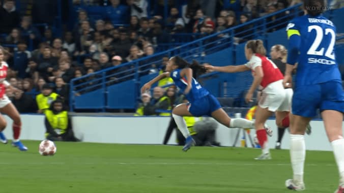 「最悪の行為だ！」“髪の毛ひっぱり”がノーファウル…チェルシー監督が激怒「VARは何をしてる？」被害選手は涙【女子CL】 4枚目