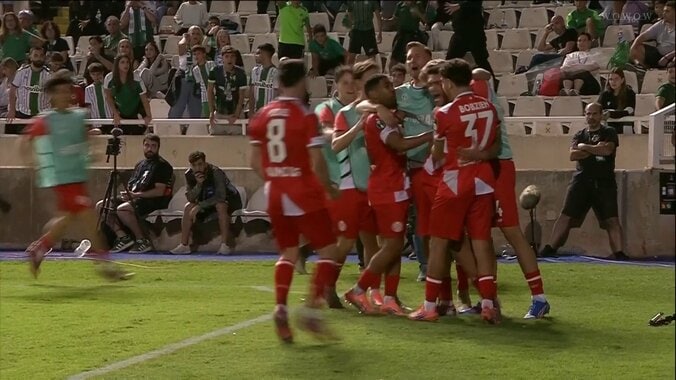 「流石にやりすぎ」サポーターがゴールを喜ぶ相手選手らを襲撃「選手に当たってるやん」佐野海舟の出場試合でペットボトルを投げつける愚行発生！一時中断の事態に 5枚目