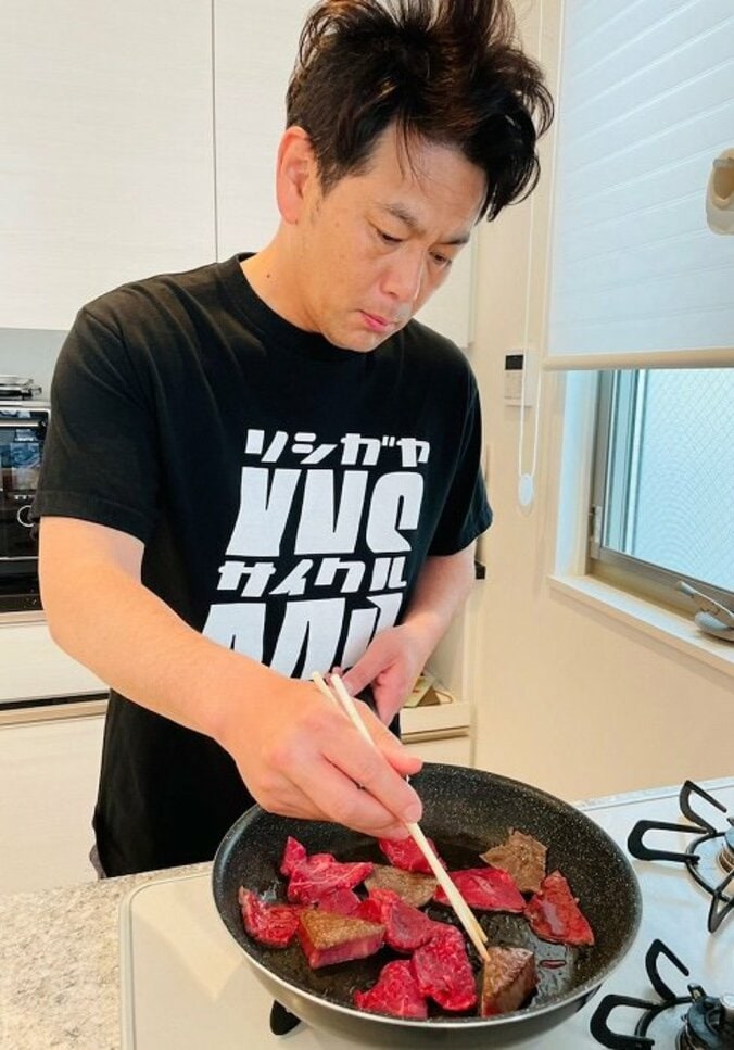 ココリコ・遠藤の妻、夫が朝から台所で1人焼肉「そのお肉今日の夕食用だったんだけど」 1枚目