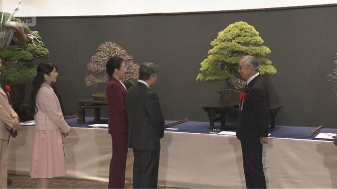 【写真まとめ】愛子さまはピンクのツイードジャケットをお召しに　雅子さまはワインレッドのパンツスーツで　信子さまもにこやかに【天皇ご一家と信子さま　国風盆栽展を鑑賞】 3枚目