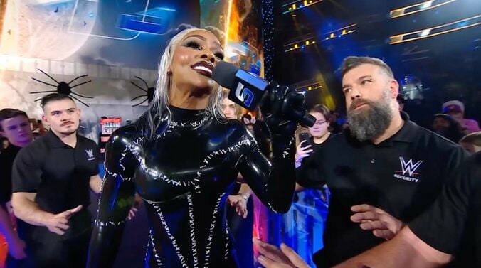 本編ではラバースーツ姿に