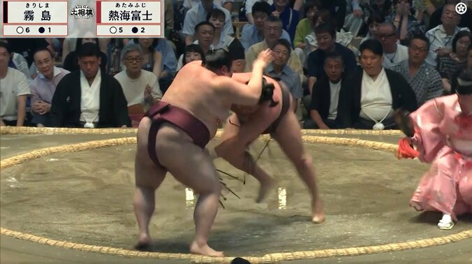 「メンチ切ってる」霧島、熱海富士に詰め寄り“ただならぬ形相” カメラが捉えた“わずか2秒”の出来事に元若乃花も驚きと困惑 4枚目
